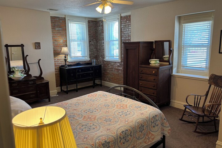 Hermann Crown Suites