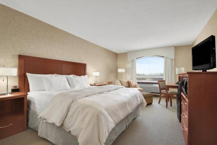 Days Inn & Suites by Wyndham Brandon