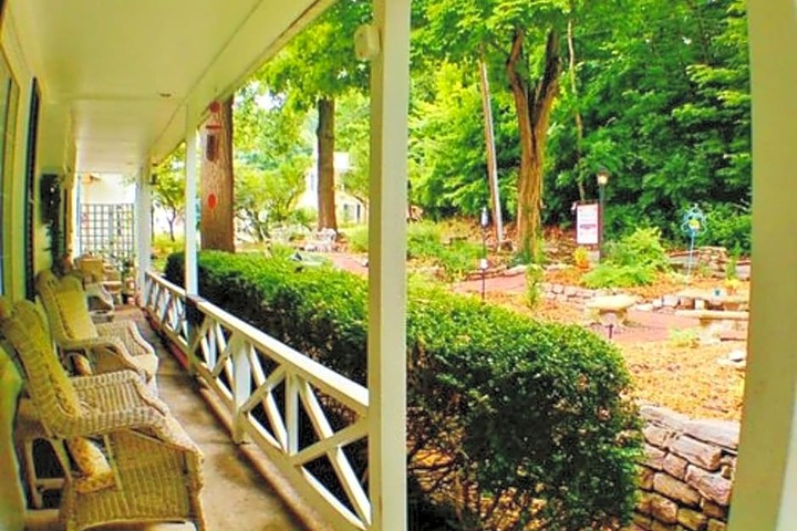 Maple Leaf Cottage Inn