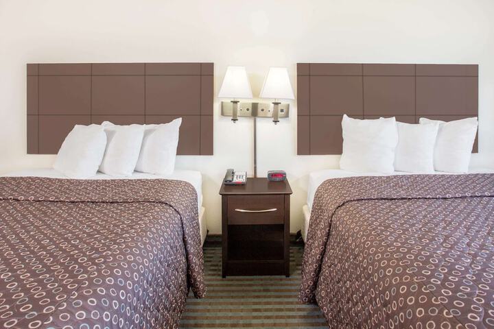 Super 8 by Wyndham Cedar Falls IA - University