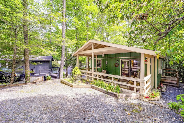 Lake & Pool Access! Outdoorsy Getaway in Newland