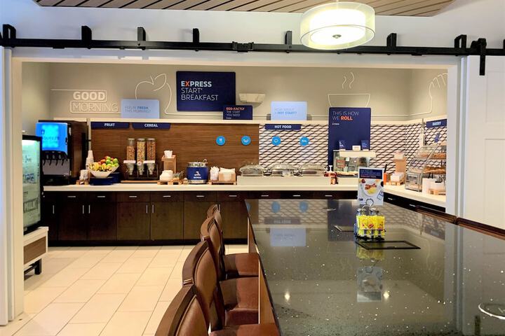 Holiday Inn Express & Suites Chicago-Libertyville by IHG
