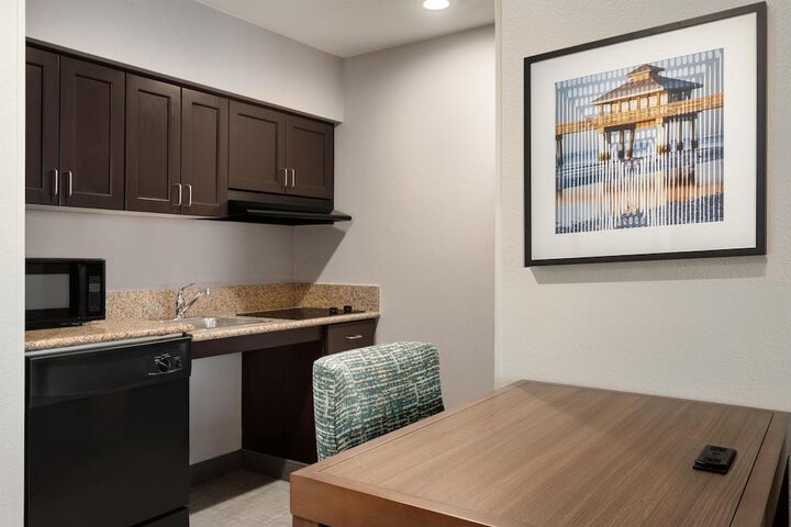 Homewood Suites by Hilton Fort Myers Airport / FGCU