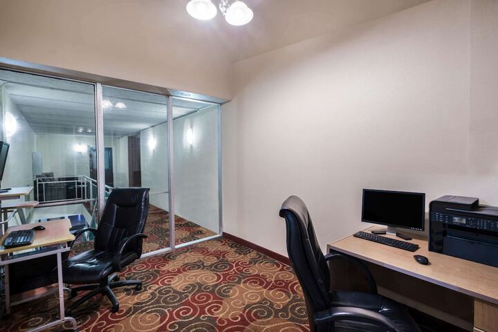 Business Center 52 of 56