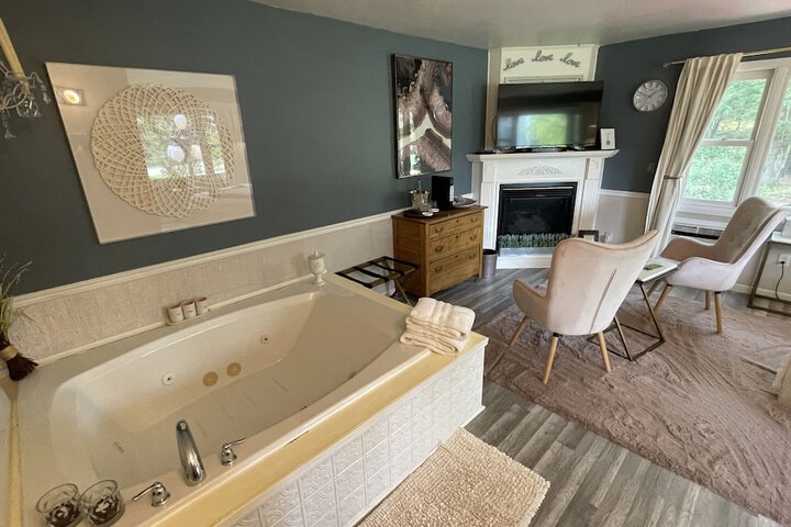 Hot Tub 55 of 60
