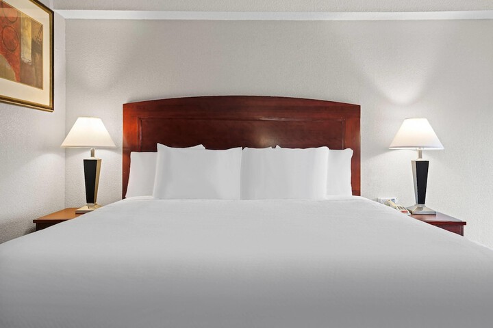 Days Inn by Wyndham Utica