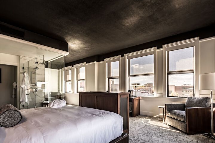 Room 16 of 28