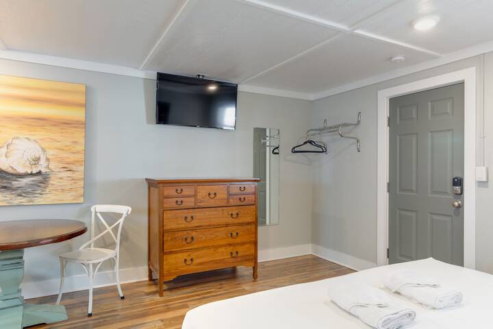 Room 13 of 77