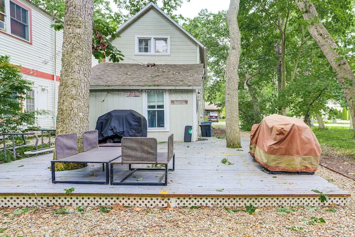 Walk to Lake: Historic Lakeside Marblehead Cottage