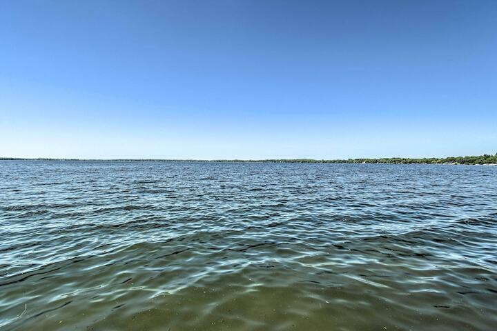 Pet-friendly Family Home Situated on Green Lake!
