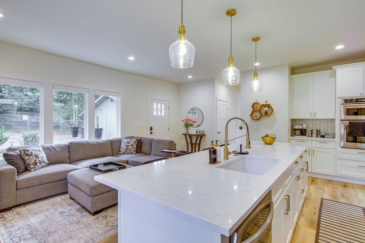 Private Yard & Fire Pit! Modern Kirkland Abode