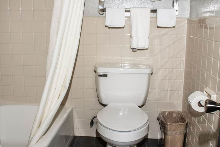 Room 8 of 12