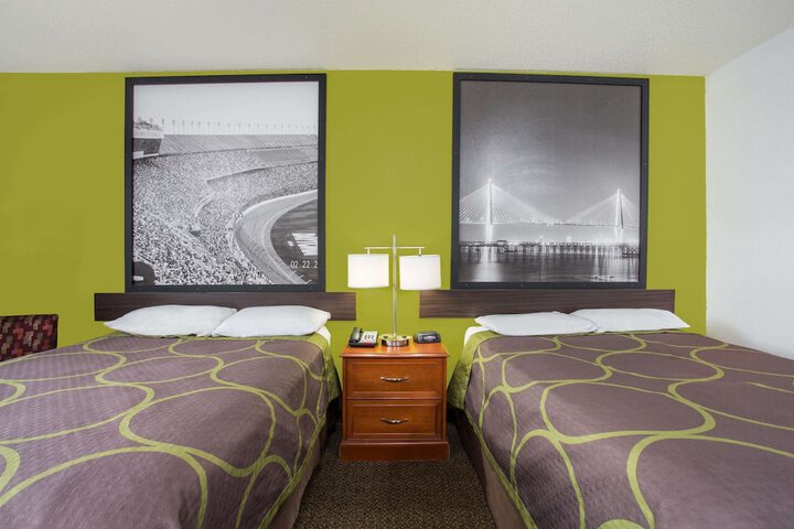Room 32 of 48