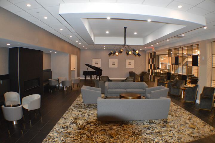 Lounge 76 of 104