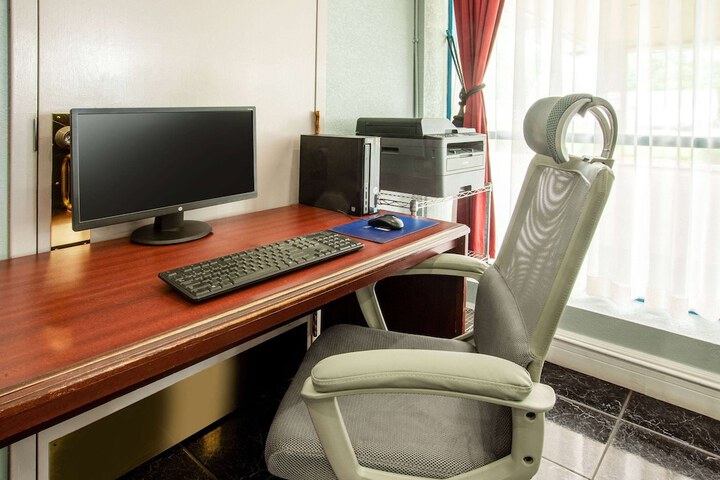 Business Center 31 of 31