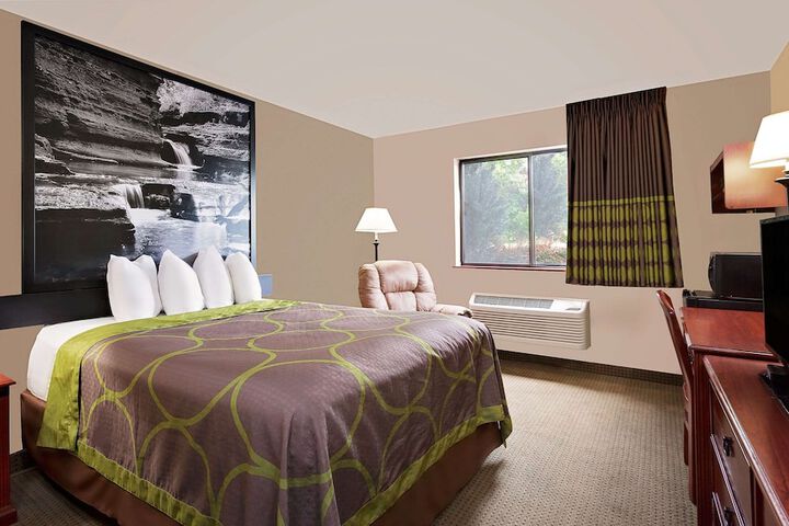 Room 12 of 28