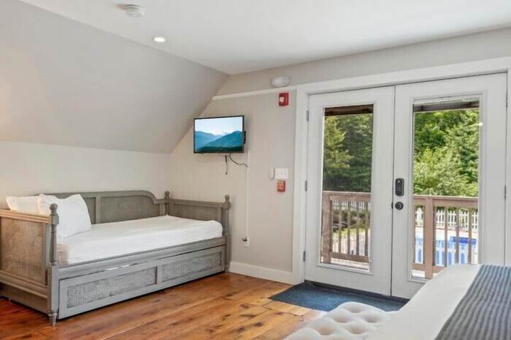 The Aurora Inn & Cottages