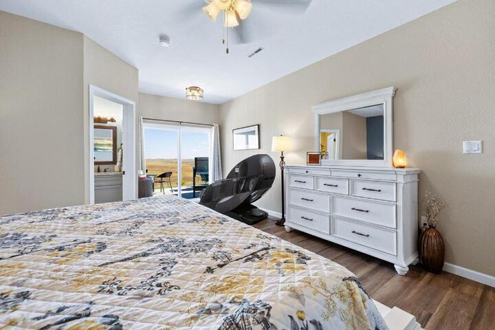 Black Hills Barndo-Hot Tub & Massage Chair
