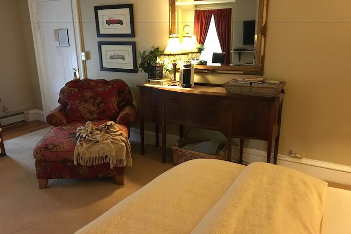 PineCrest Inn