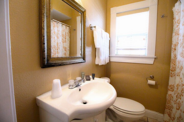 Peach Tree Inn & Suites