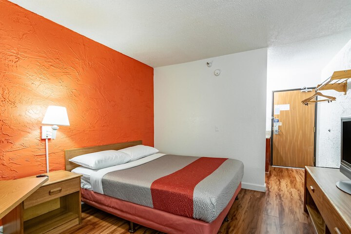 Room 11 of 30