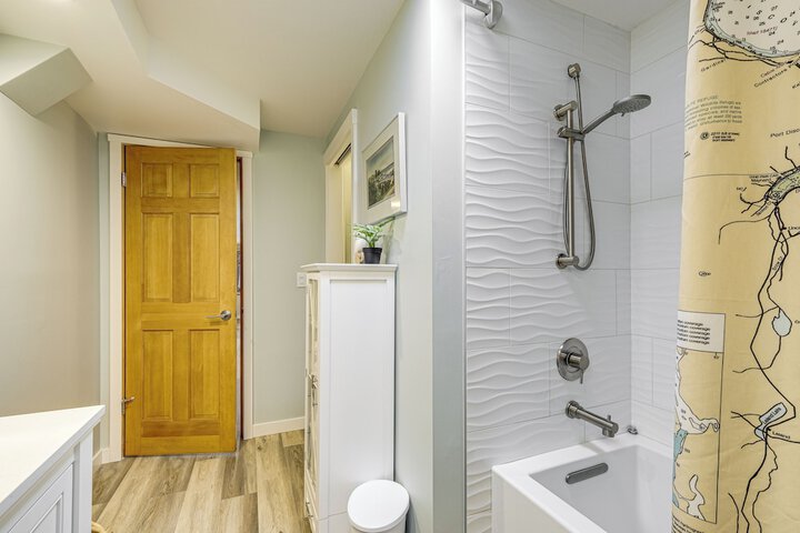 Bayfront Home w / Private Beach in Poulsbo!