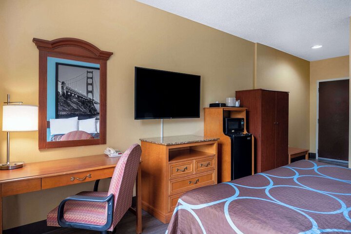 Super 8 by Wyndham Salisbury