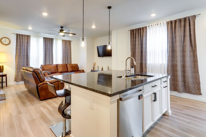9 Mi to Airport: Commerce City Townhome w / Deck