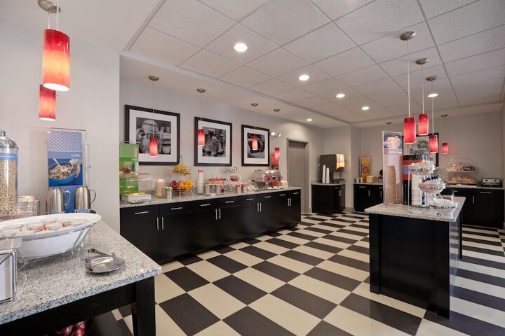 Hampton Inn & Suites Roanoke Airport