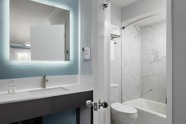 Red Lion Inn & Suites Lemoore