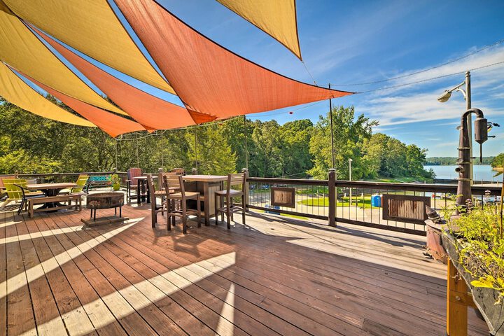 Rustic Dog-friendly Cabin w / Deck & Fire Pit!