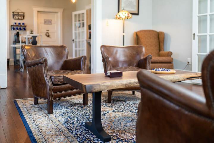 Lounge 34 of 46