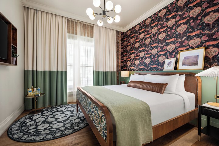 Room 14 of 83