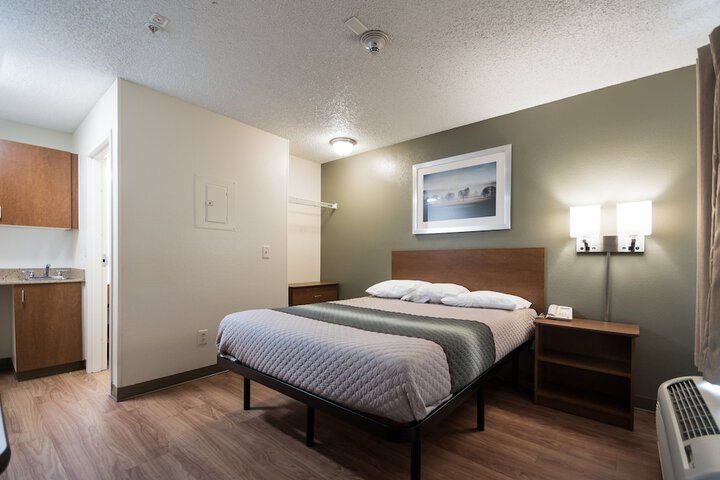 HomeTowne Studios by Red Roof Seattle - Kent / Des Moines