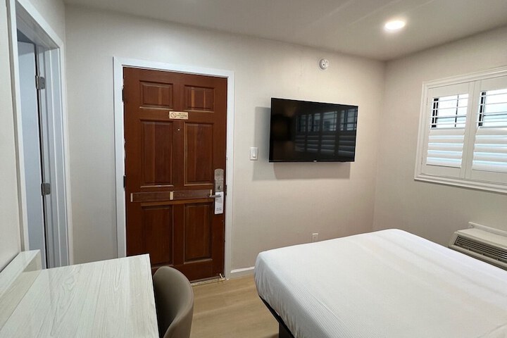 Room 4 of 15