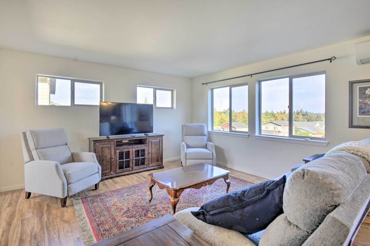 Pet-friendly Poulsbo Abode w / Mountain Views!