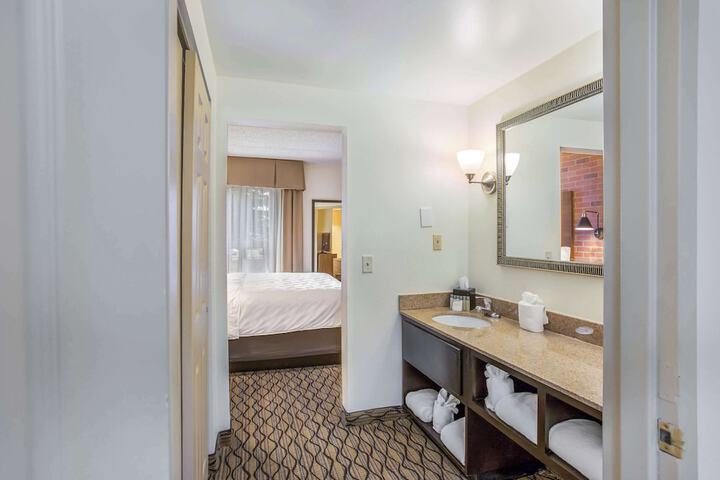 Burrstone Inn an Ascend Collection Hotel