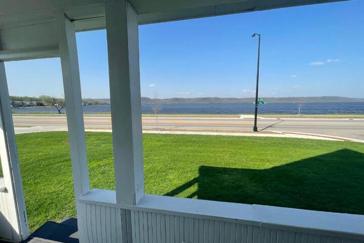 3 Bedroom House with Lake Pepin views with access to shared pool