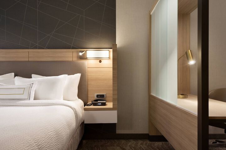 Room 10 of 27