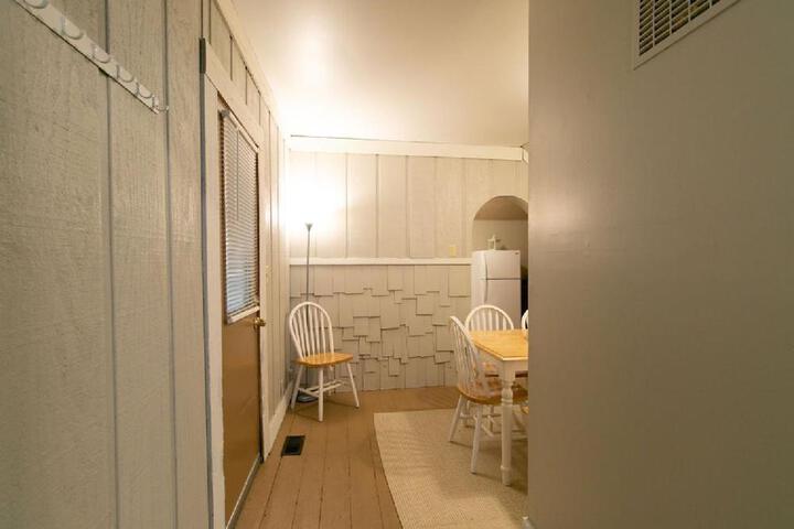 Downtown 2 Bedroom Cottage Sleeps 6, Walking Distance to Honeywell, Downtown Restaurants, Shopping