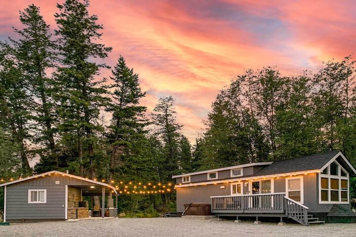 Eureka Tiny Home w / Hot Tub & Community Beach!