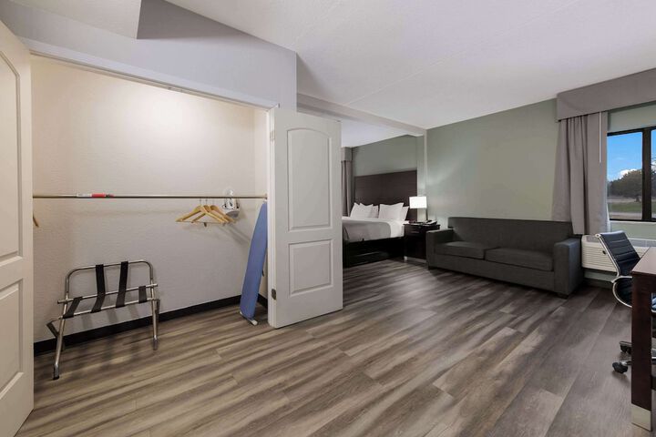 Room 33 of 52
