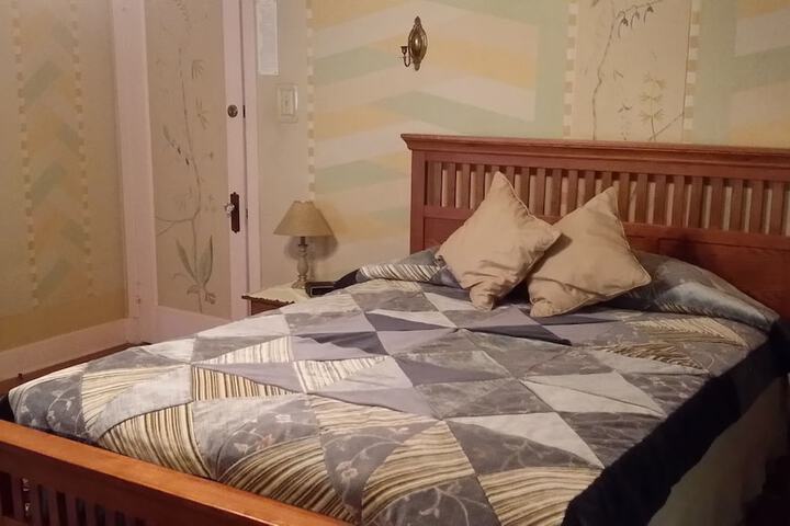 Chestnut Charm Bed & Breakfast