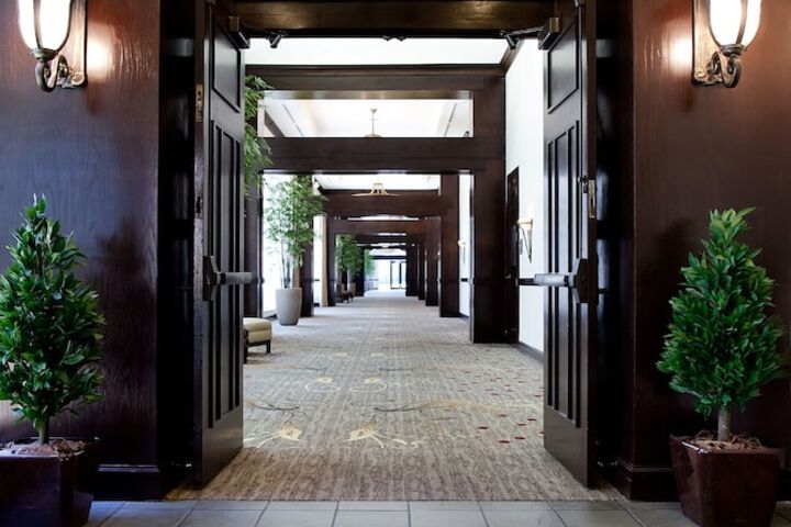 Ballroom/Hall 56 of 61