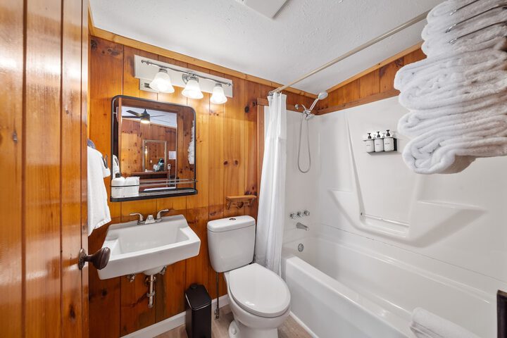 CedarWood Inn