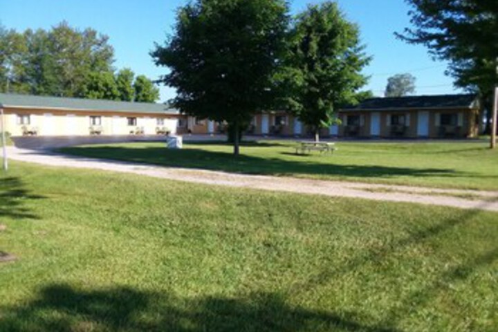 Lakes N Trails Motel