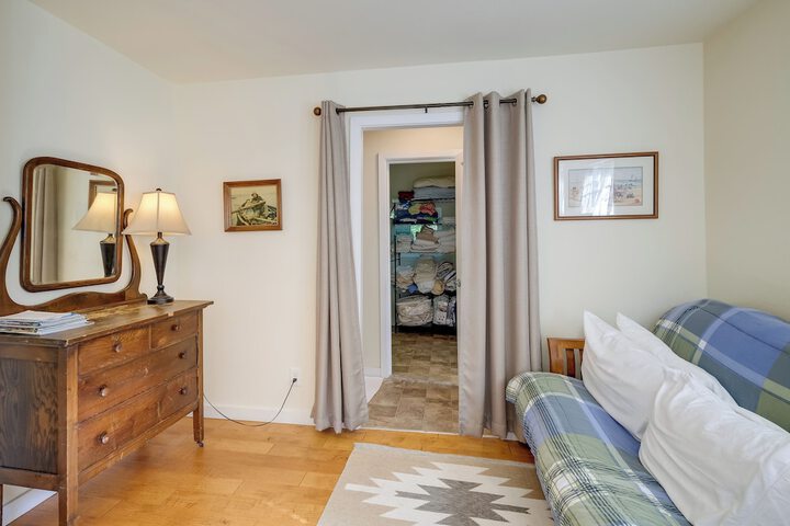 Charming Indianola Home: Walk to Town!