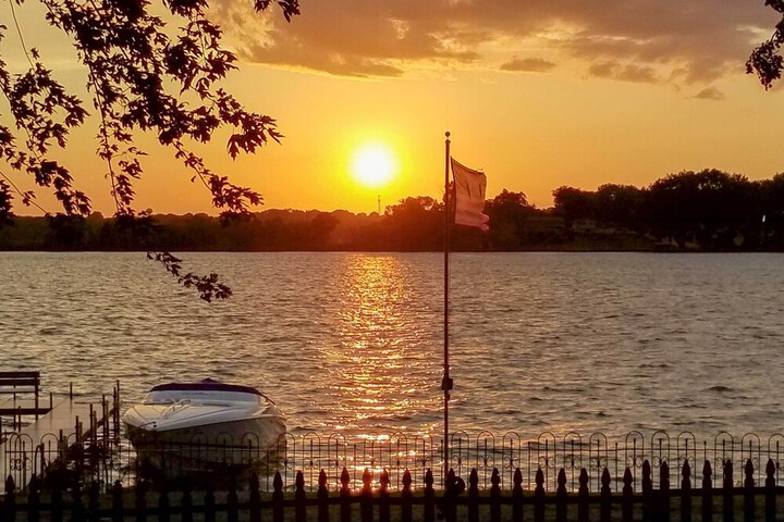 Lakefront Home w / Game Room Theater & Dock!