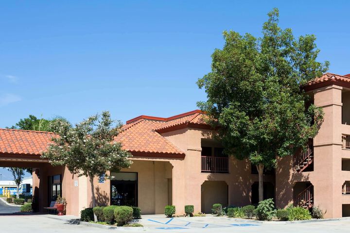 Days Inn by Wyndham Fontana / Rialto