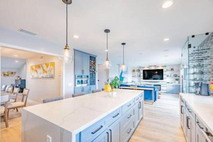 Luxurious 5B4B Home with Pool and View